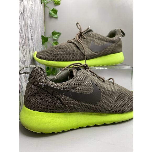 Nike Men’s Grey & Lime Green Roshe Run Athletic Shoes 9.5 - Picture 1 of 6